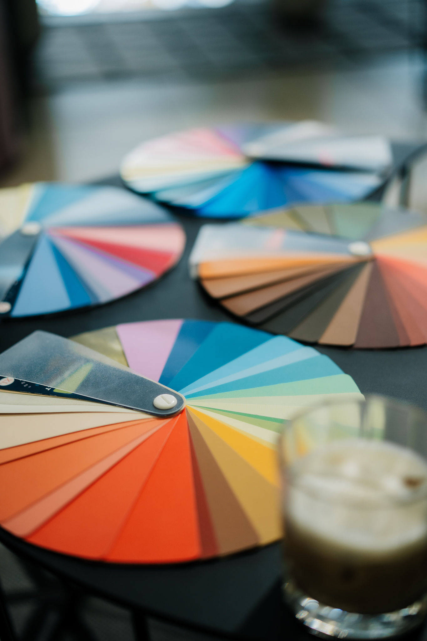 Verschiedene Farbfächer ausgebreitet