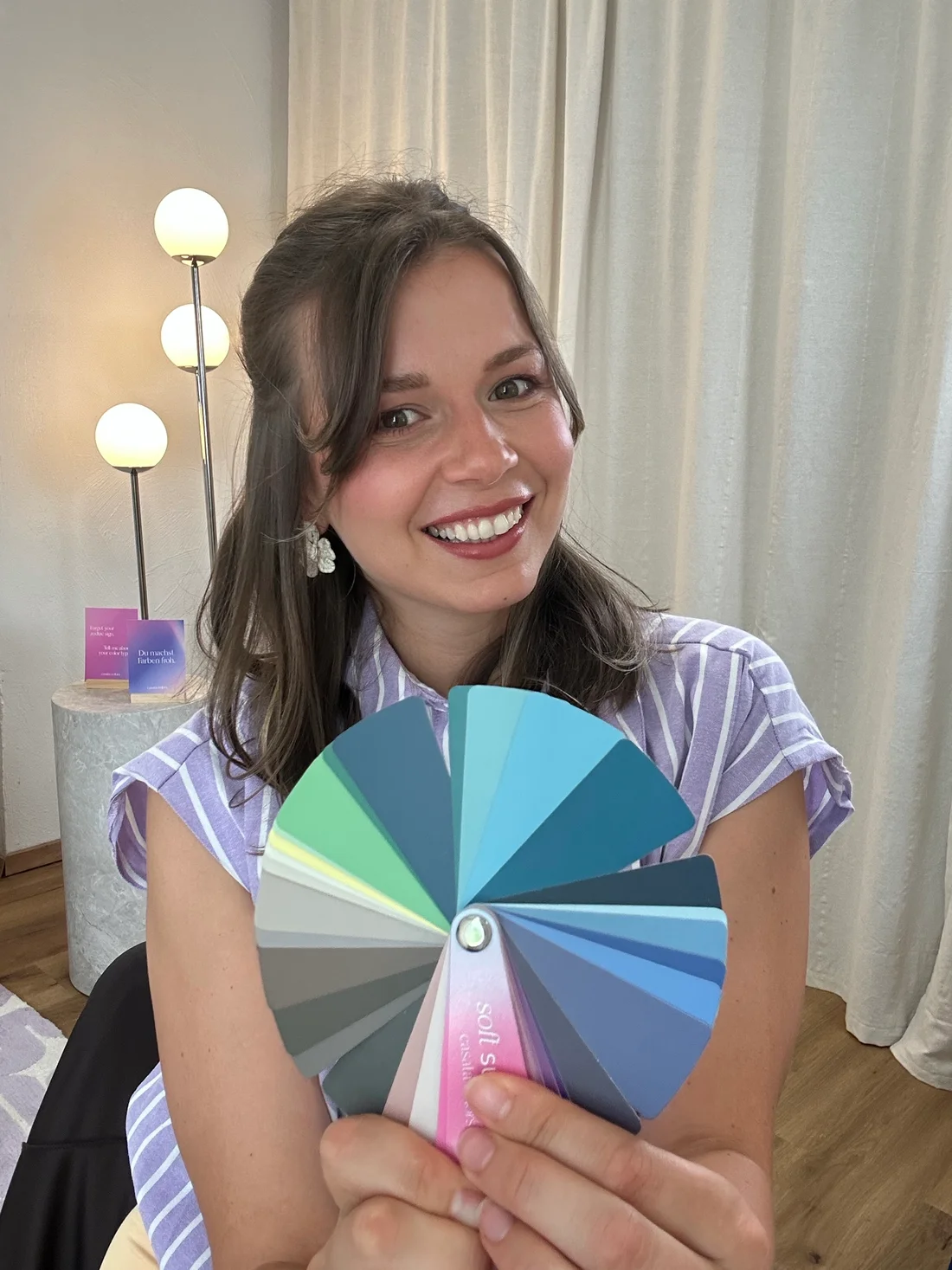 Verena, Gründerin von casata colors, mit einem Farbfächer